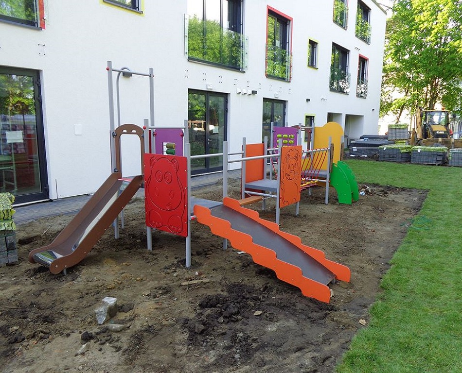 Metalowy plac zabaw — konstrukcja z bliska